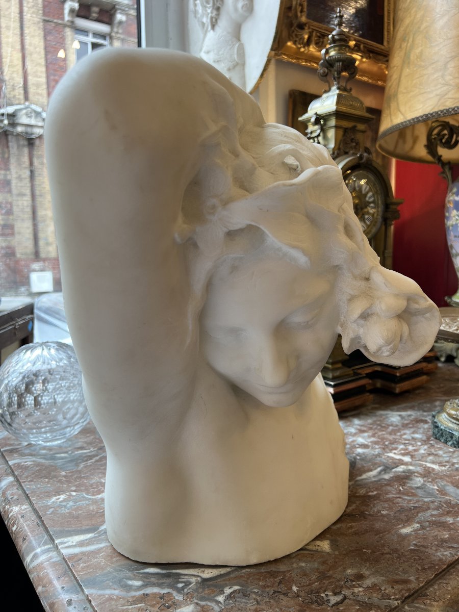 Buste de jeune femme en marbre art Nouveau École européenne, circa 1900. Hauteur 44 x L 37 cm -photo-3