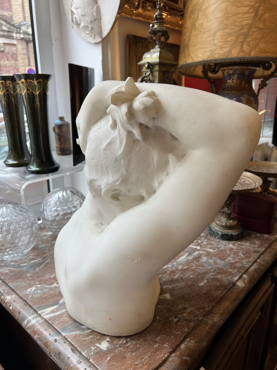 Buste de jeune femme en marbre art Nouveau École européenne, circa 1900. Hauteur 44 x L 37 cm -photo-4