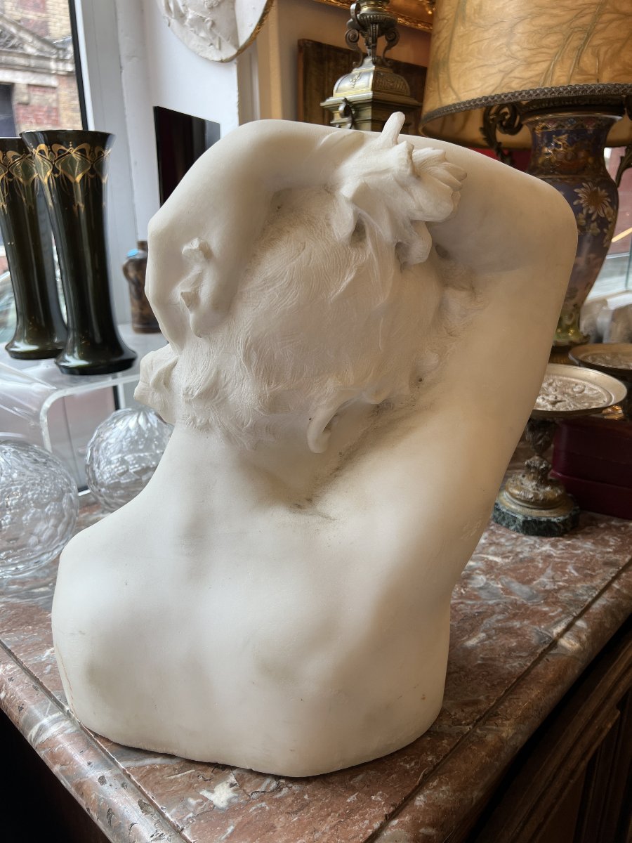 Buste de jeune femme en marbre art Nouveau École européenne, circa 1900. Hauteur 44 x L 37 cm -photo-1
