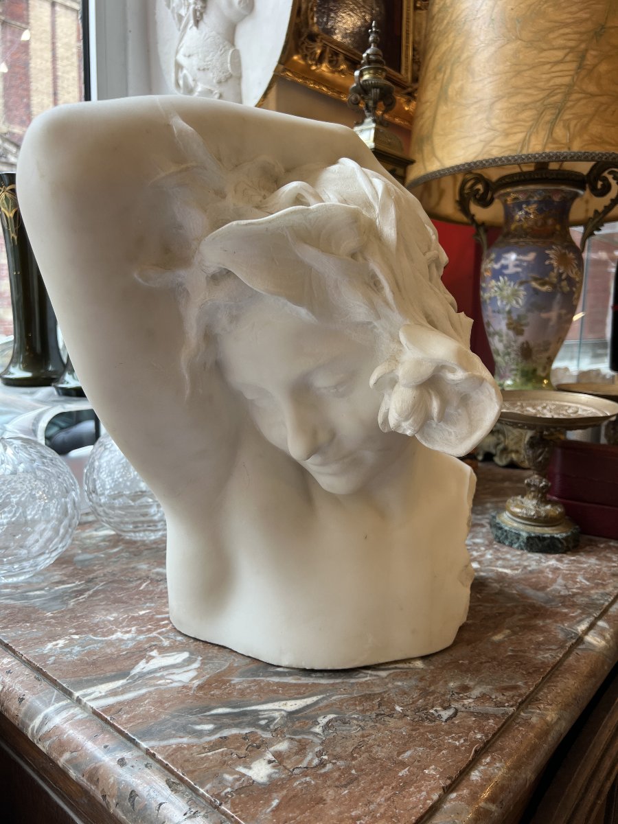 Buste de jeune femme en marbre art Nouveau École européenne, circa 1900. Hauteur 44 x L 37 cm 