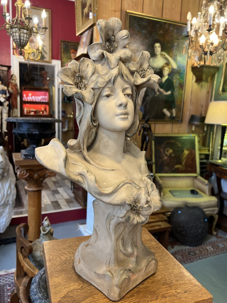 Marcel Debut, Buste en terre cuite d'une jeune femme aux fleurs, Époque Art Nouveau