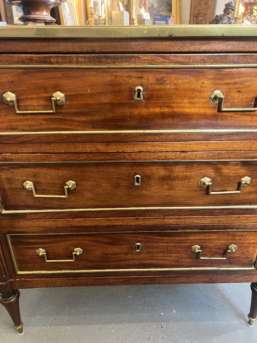 Petite commode d'époque Louis XVI en acajou, dessus de marbre gris avec entourage d'une galerie-photo-1