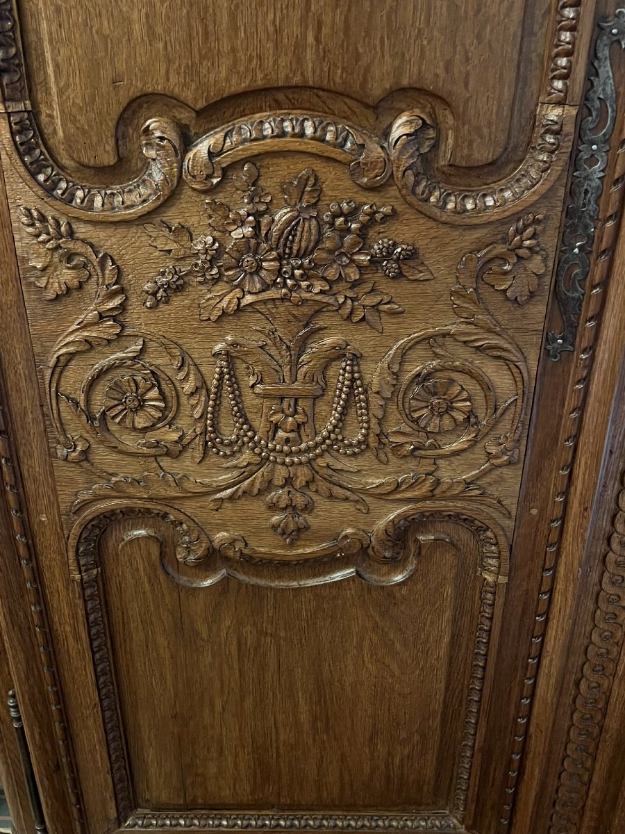 A Beautifully Carved Normandy Oak Cabinet With A Mesh Pattern, Dating From The 19th Century, Of Very High Quality-photo-2