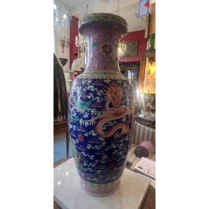 Vase En Porcelaine De Chine Famille Rose à Décor De Dragons Aux 5 Griffes, Qianlong, 61.5 Cm
