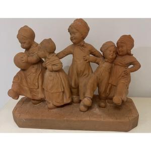 Terre cuite , "Jour de fête " ronde d'enfants signée de Rubens Capaldo ( 1908- 1997 )