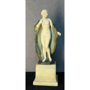 Joé Descomps (1869-1950 ) Sculpture chriséléphantine, jeune femme nue au manteau, 1925 art déco