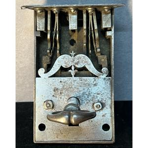 Serrure de coffre 17e en métal, clé et entrée de serrure en forme de pique ou cœur, fonctionne 