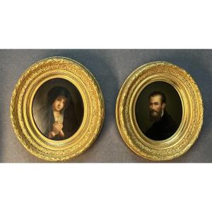 Paire d'encadrements en bois doré a la feuille d'or et huile sur carton, Madone et Michel Ange