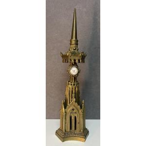 Porte montre en bronze doré et massif d'une architecture religieuse de style néogothique XIXe 