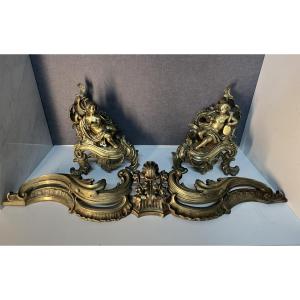 Paire de chenets de cheminée en bronze massif,  XIXe siècle, style Louis XV, à décor de Putti 