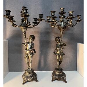 Grande paire de candélabres d’exception à décor mythologique. Époque début XXe siècle, 72,5 cm