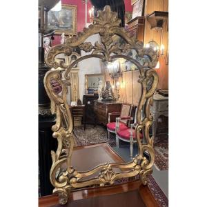 Miroir à parcloses en bois sculpté et doré, époque XVIIIe siècle, a décor chantourné
