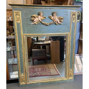 Trumeau en bois peint en vert et dorure, décor d’angelots et nœuds de style Louis XVI, du XXe S