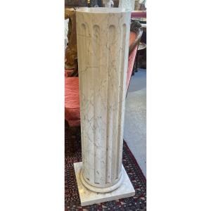 Colonne en marbre plein blanc veiné de gris, décor en cannelures verticales, 110 cm