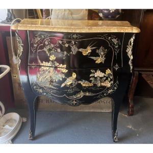 Curved, Lacquered Wooden Chest Of Drawers With Chinese Motifs – 20th Century (circa 1950–1960)