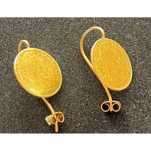 Paire de boucles d'oreilles monture or 18 carats et deux pièces de 10 francs or 22 carats