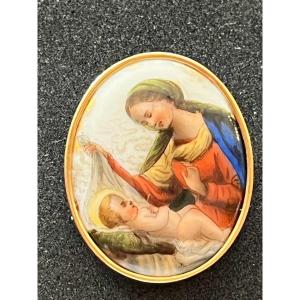 Broche ancienne en porcelaine et monture en or 18 carats, la vierge à l'enfant