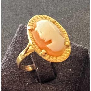 18-karat Yellow Gold Cameo Ring. Elegance And History, Size 54, Gross Weight 3.1 Grs
