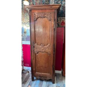 Bonnetière Normande en chêne sculpté du XIXe siècle, ouvrant à une porte, Hauteur 213 cm