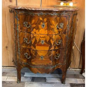 Petite commode de style Transition, façade en arbalete, placage bois de rose, fin XIXe siècle
