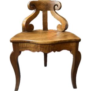 Paire de chaises tripodes en noyer massif, dossier gondole, époque XIXe siècle, lourd de qualié