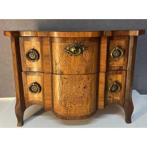 Commode dites de maîtrise en bois de placage et marqueterie à décor de masque de grotesque XIXe