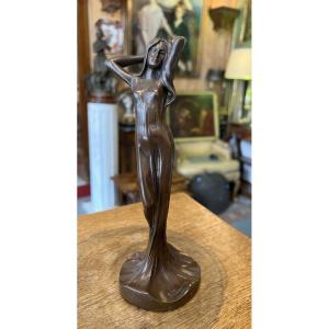 Julien Caussé (1869-1909), Statuette en bronze Art Nouveau représentant une femme drapée, 1900