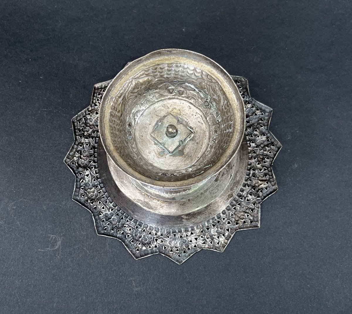 Ancien Plat d'Offrande Bouddhiste Thaïlandais En Argent Massif-photo-1