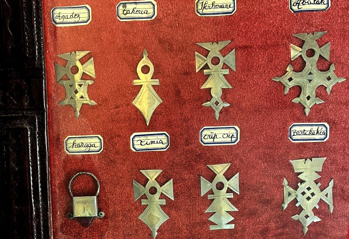 A Vintage Presentation Les 21 Croix Du Niger - Croix D’agadez  Tuareg Berbère Jewellery -photo-2