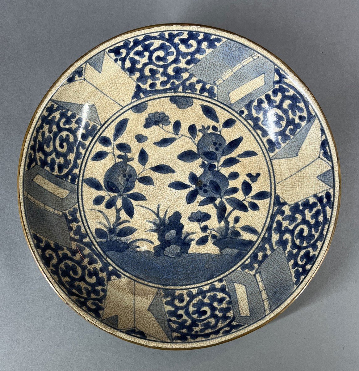 Rare Grand Plat XVIIème En Porcelaine Japonaise Pour Le Marché Vietnamien Bleu De Hue période Edo
