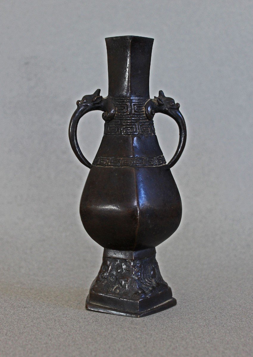 élégant Vase Chinois Antique En Bronze Forme Hexagonale Rare Dynastie Yuan Ming