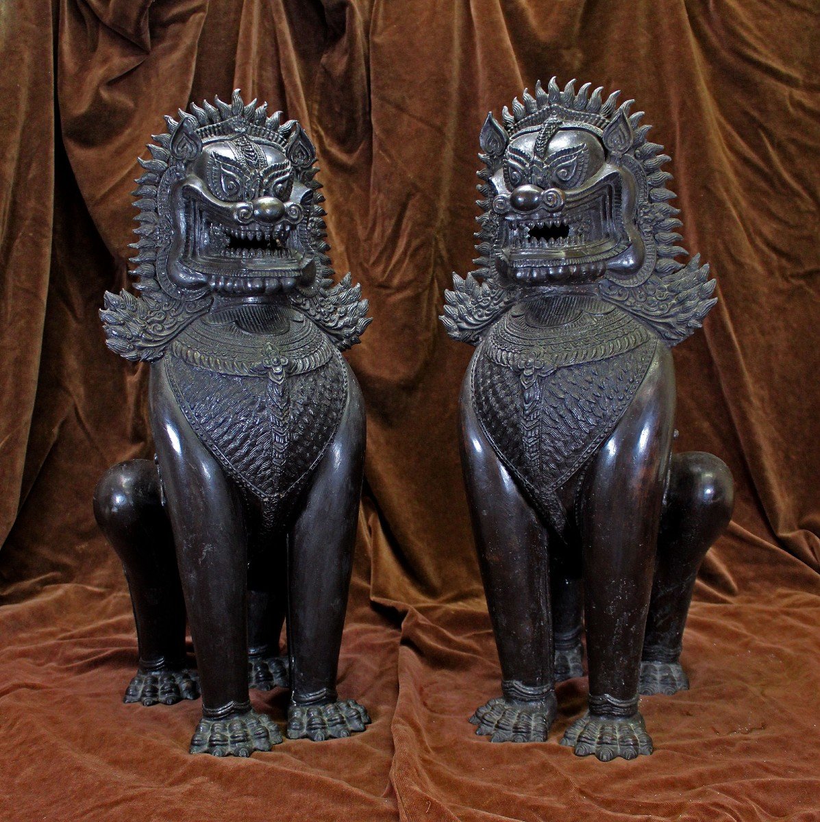 Paire De Lions Monumentaux Antiques En Bronze Thaïlandais Gardiens Du Temple Bouddhiste