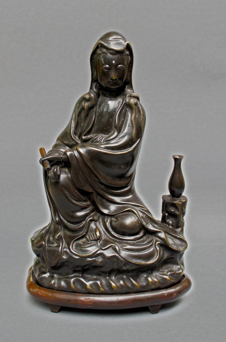 Grand bronze chinois antique Guanyin, déesse de la miséricorde Bouddha féminin