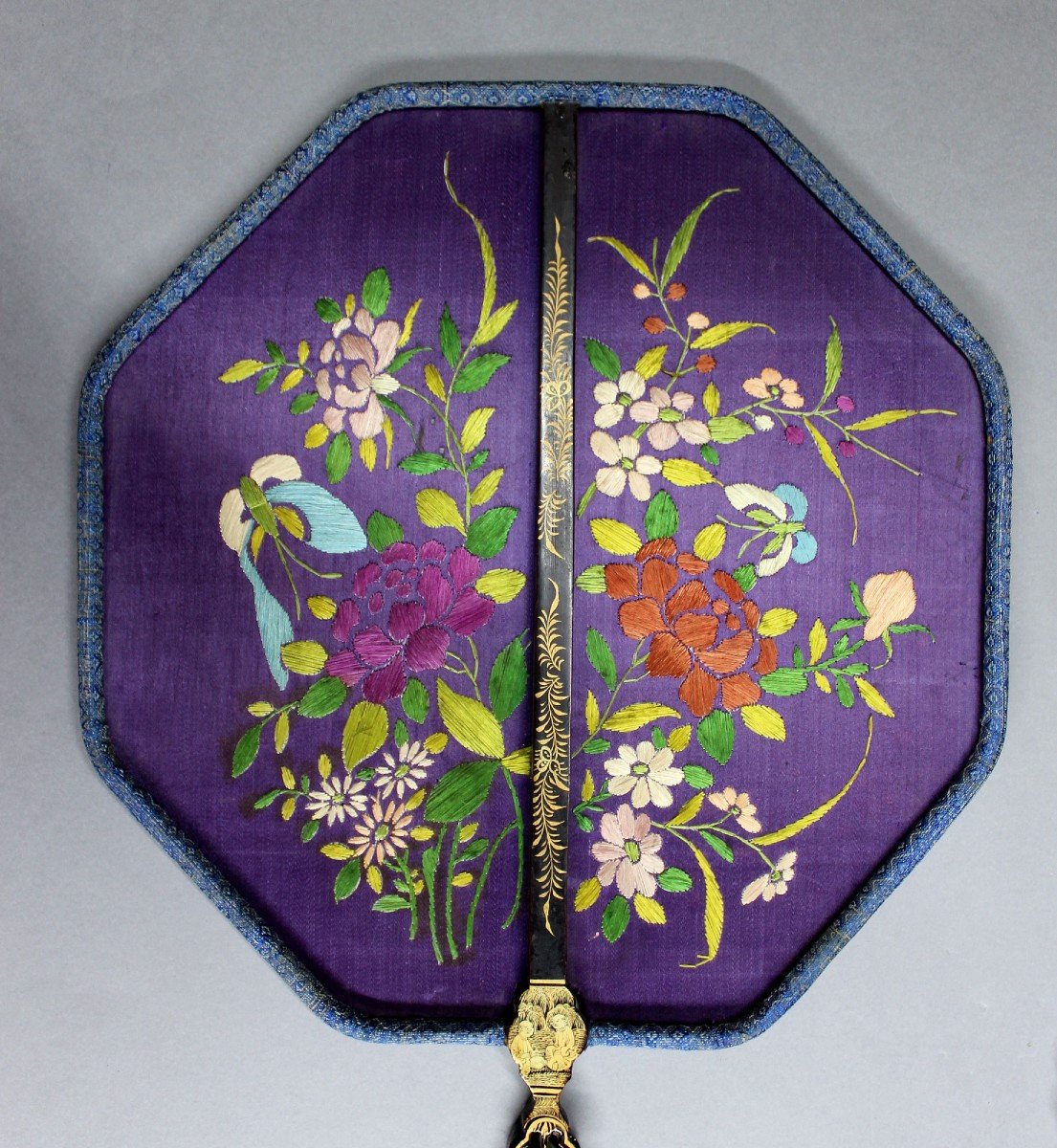 Paire d'éventails Chinois Anciens Soie Brodée Laque Peinte-photo-1