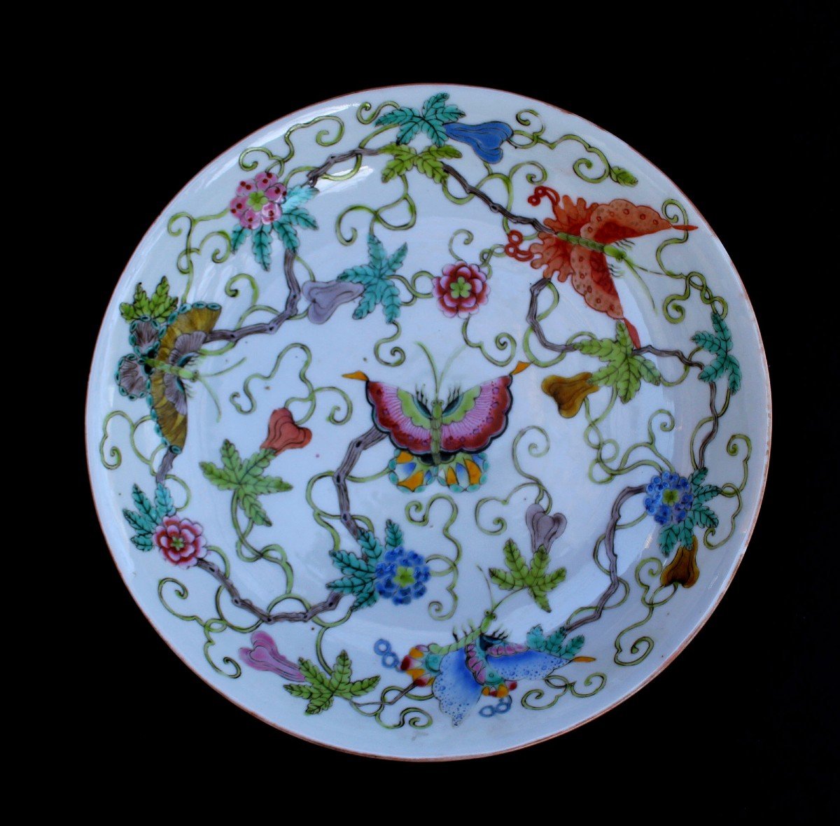 Plat Ancien En Porcelaine Chinoise, Papillons, Marque Qianlong.