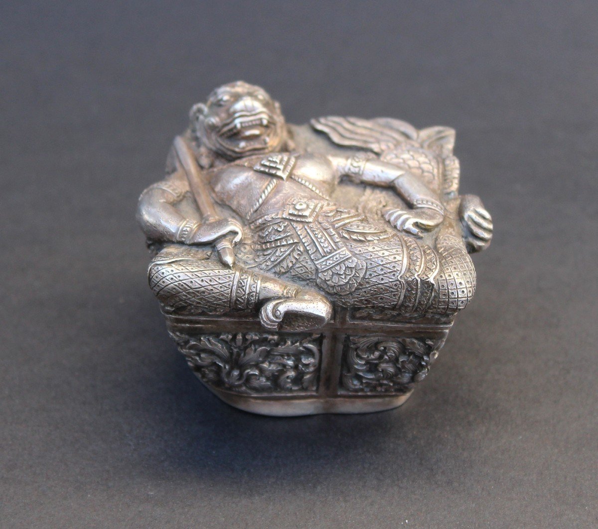 Ancienne Boîte à Bétel En Argent Micheno Enfant De Hanuman Direction Des Arts Cambodgiens-photo-2