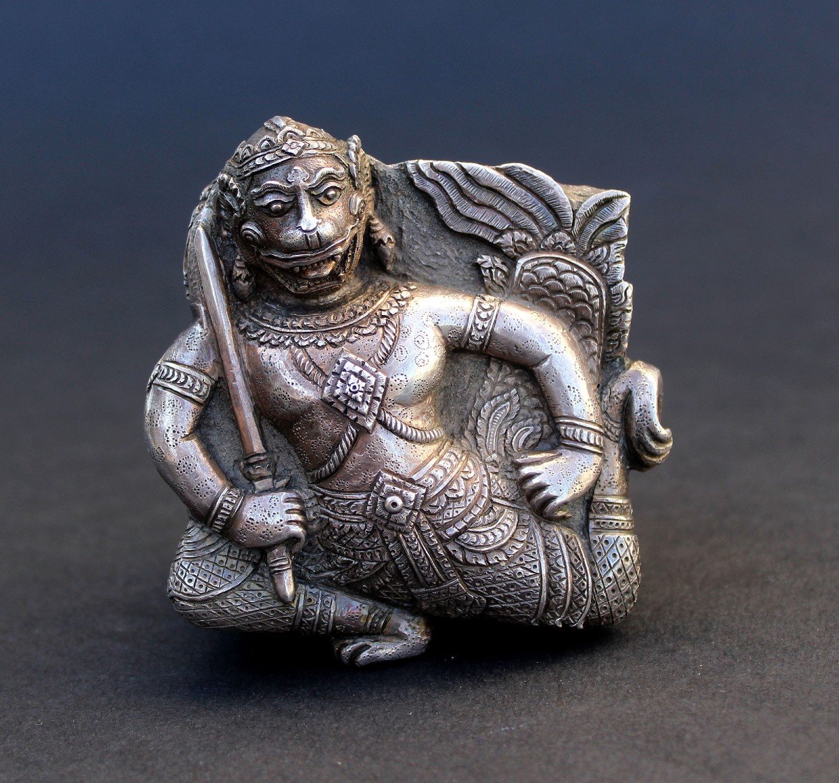 Ancienne Boîte à Bétel En Argent Micheno Enfant De Hanuman Direction Des Arts Cambodgiens