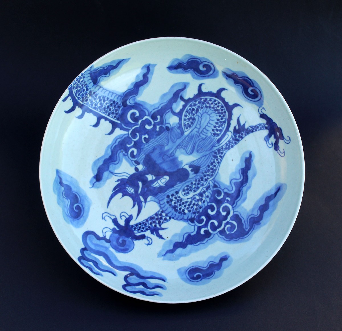 Grand Plat En Porcelaine Chinoise Bleu Et Blanc Dragon, Dynastie Qing, Période Guangxu 