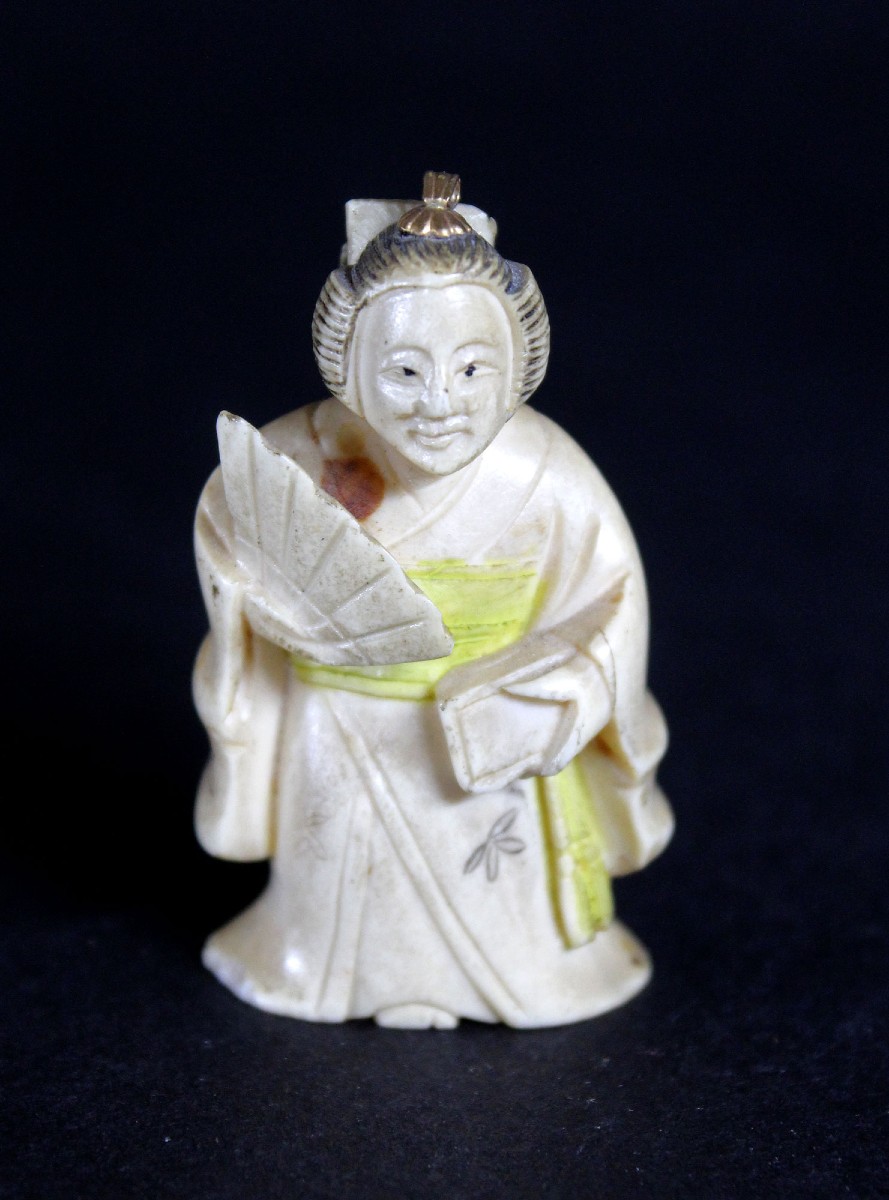 Pendentif Japonais Ancien En Ivoire, Netsuke, Geisha, Signé, Période Taisho