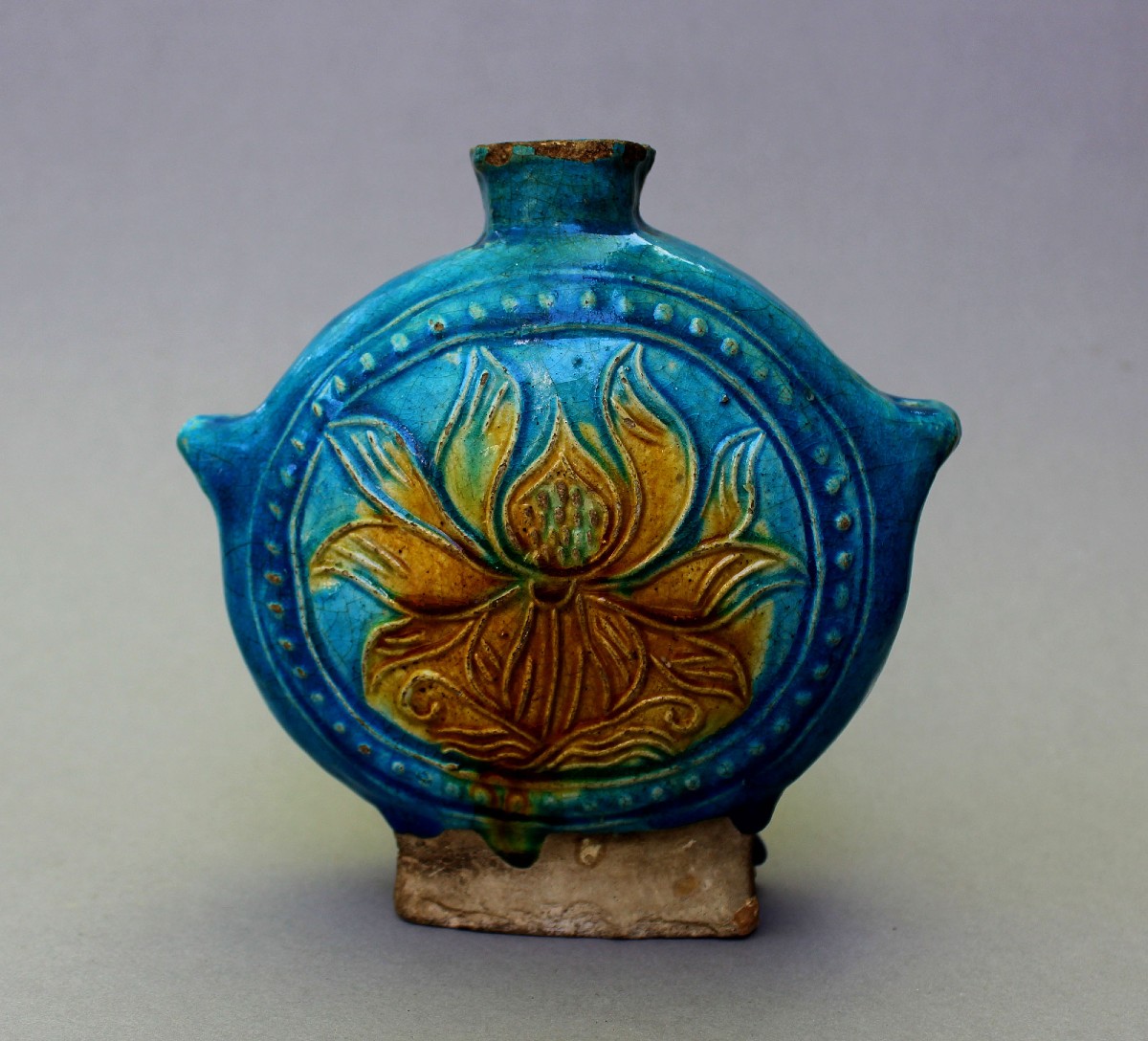 Flacon Lunaire Chinois émaillé Turquoise Et Ocre, Dynastie Ming (1368-1644).