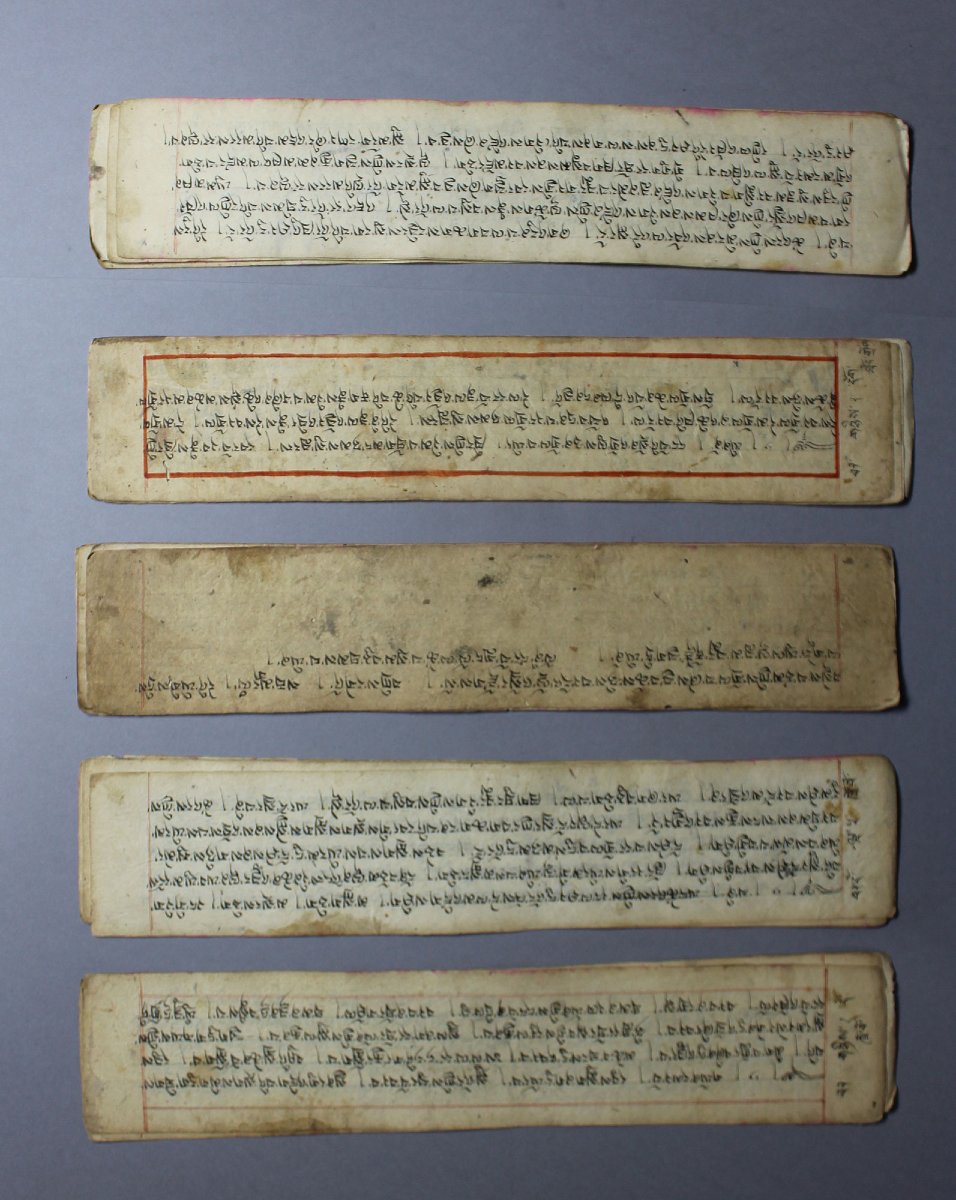 Ancien manuscrit tibétain pecha sutra prières bouddhistes oṁ maṇi padme hūṁ-photo-2