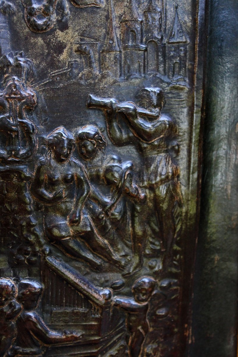 Grand relief décoratif en cuir d'après une plaque bronze Renaissance, symbole de la musique-photo-1