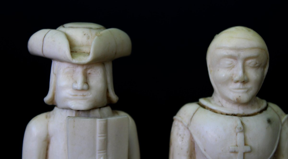 Pair Of 18th–19th Century Spanish Or Portuguese Colonial Bone Carvings – Cleric And Nun-photo-1