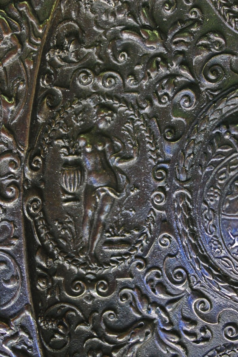 Grand plat en bronze de style Renaissance – Décor héraldique et allégorique – XVIIe ou XVIIIe -photo-2