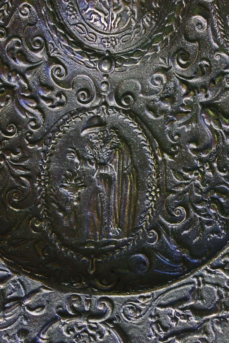 Grand plat en bronze de style Renaissance – Décor héraldique et allégorique – XVIIe ou XVIIIe -photo-3