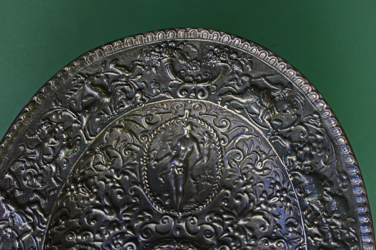 Grand plat en bronze de style Renaissance – Décor héraldique et allégorique – XVIIe ou XVIIIe -photo-4