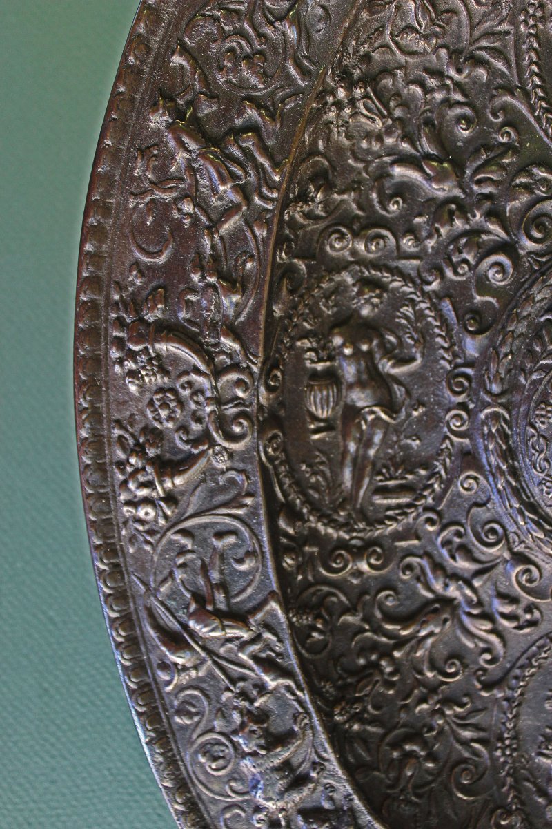 Grand plat en bronze de style Renaissance – Décor héraldique et allégorique – XVIIe ou XVIIIe -photo-5