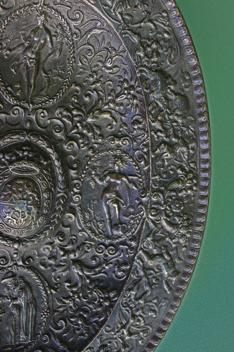 Grand plat en bronze de style Renaissance – Décor héraldique et allégorique – XVIIe ou XVIIIe -photo-6