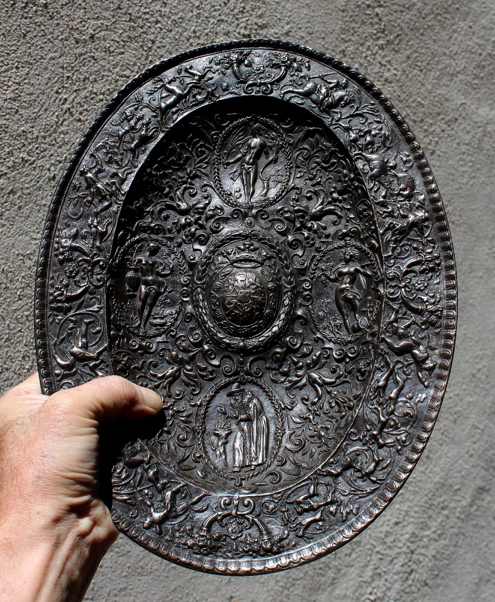 Grand plat en bronze de style Renaissance – Décor héraldique et allégorique – XVIIe ou XVIIIe 