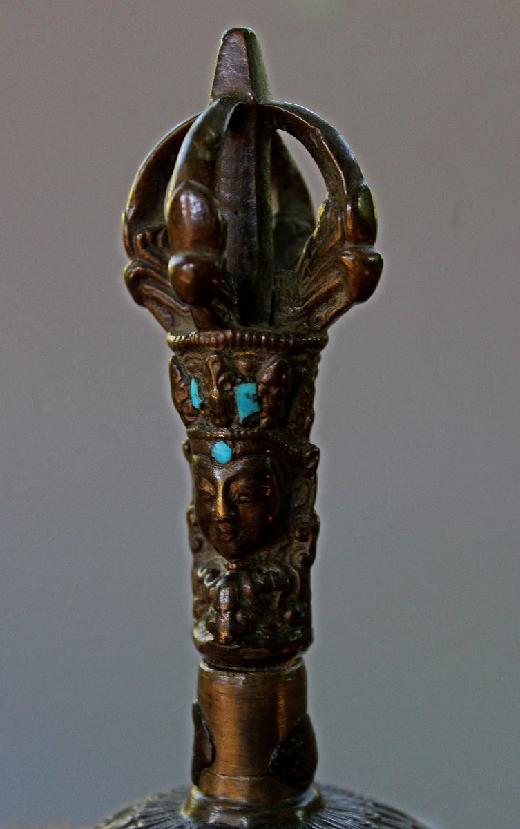 Cloche rituelle Ghanta bouddhiste Vajrayāna tibétaine/népalaise ancienne avec poignée en vajra-photo-1